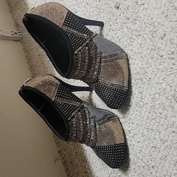 Colin Stuart Beaded Booties, size 7.5 black and gold details - Picture 1 of 3